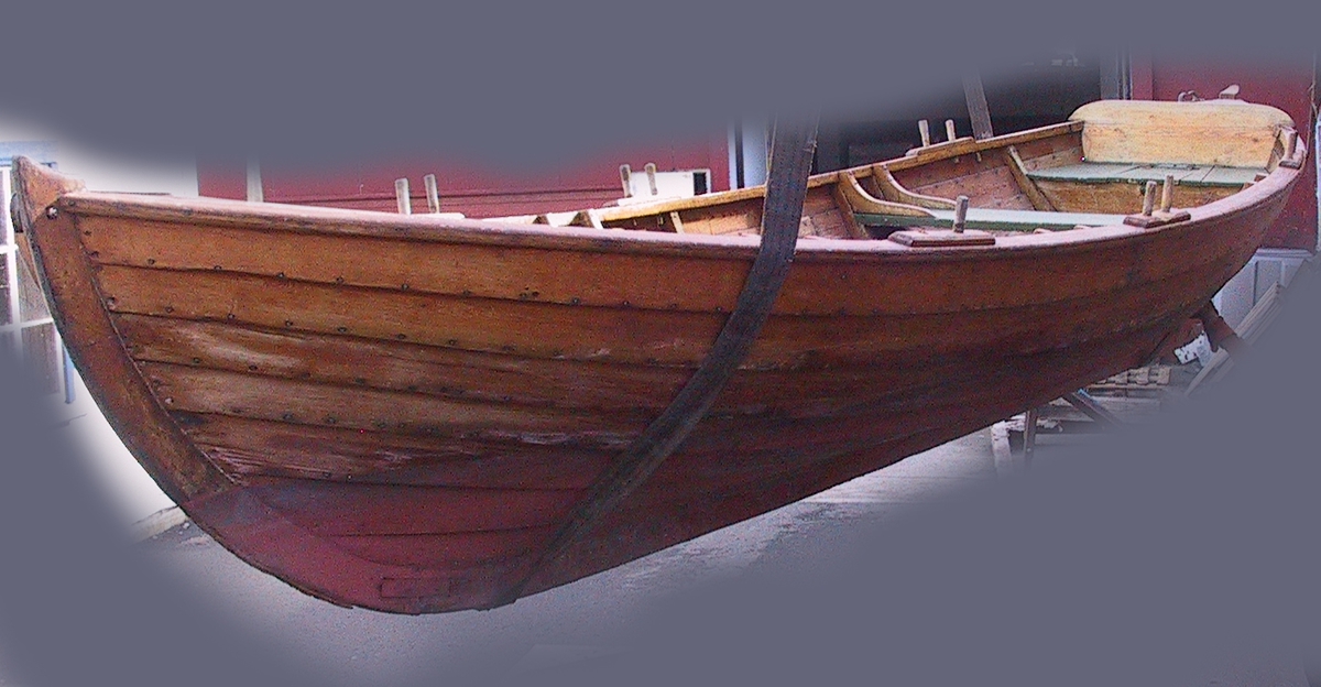Skjekte, klinkbygd, bygget for seiling. 3 par tollepinner for årer. Utstyrt med relativt stort råseil (luggerseil) og ballast (to av tiljene var laget av sement). Langsgående setebenker midtskips nær bunnen.