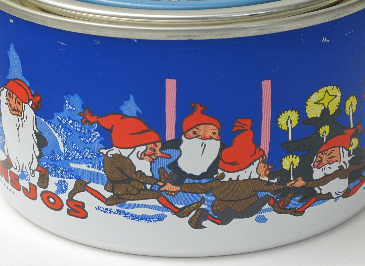 Mange nisser i snø og skog. Lysestake, juletre, ansjosboks.