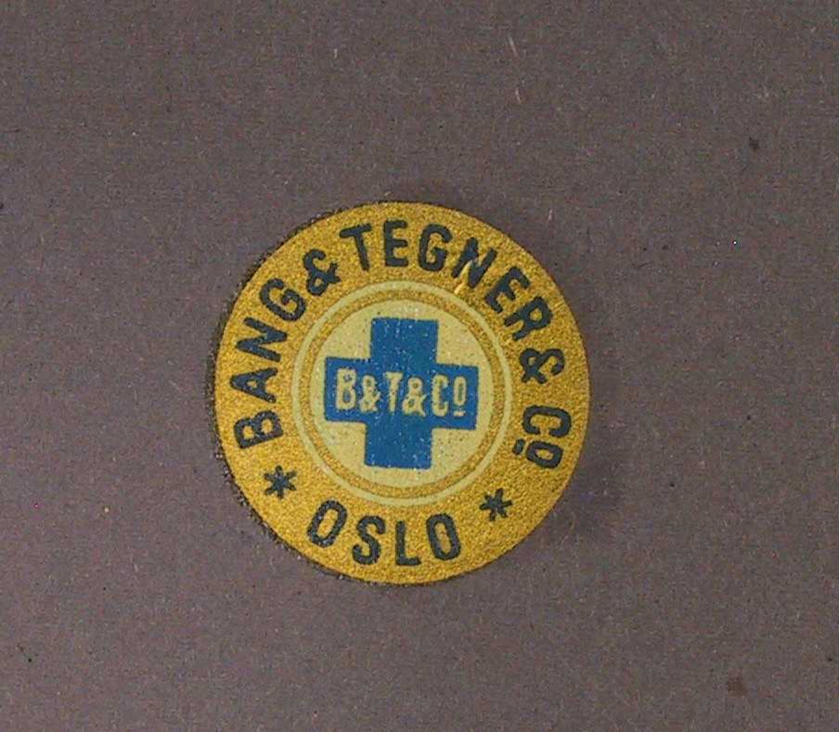 Form: Rektangulær, med hengslet lokk i bakkant, 2 låser foran, håndtak midt på lokket.
