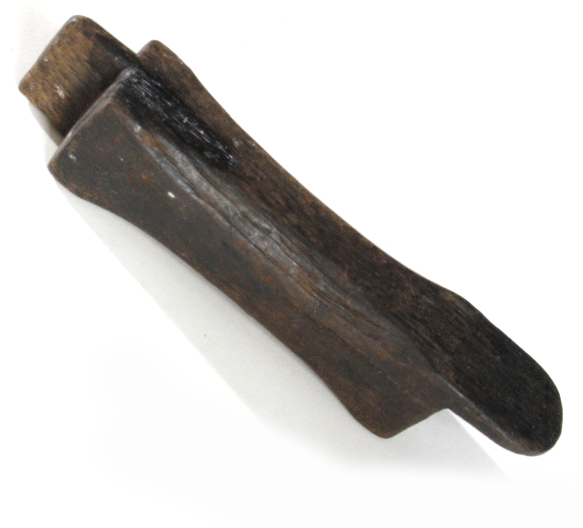 a) Rektangulær trekasse.  Avfaset oppe og nede slik at kortsiden blir 8-kantet (avskårne "hjørner").  Kassen har hengslede sider med halvt lokk, som starter ca. 1/3 fra bunnen, slik at sidene kan slås utover.  Utslått hviler de på de avskårne "hjørnene".  Sidene utgjør dermed to kasser, den ene med halvt lokk over, slik at kassen får tre rom.  Brunmalt.

b) Hælbeslag av jern.  To hull på hver side for feste under skoen, to på hver side for feste utenpå sålen og ett hull for feste utenpå sålen midt bak.  Merket PAT.Nr. 48686

c) Hælbeslag av jern.  To hull på hver side for feste under skoen, to på hver side for feste utenpå sålen og ett hull for feste utenpå sålen midt bak.  Merket PAT.Nr. 486??

d) Papirpose med Gummi-sålebesparere.  Merket ALBI.  "Spesielt utmerket som besparere for tresåler - gir stor slitestyrke og behagelig gang.  Passer også for lærsåler.  Denne pakke inneholder sålebesparere og stifter for 1 par såler.  ALBI forlenger sålens levetid  Pris kr. 1,00"  Bilde av hvordan 8 nyreformede sålebesparere skal festes.  Posen inneholder 16 sålebesparere (ubrukte), liten pose med 41 stifter, og en liten rund metallgjenstand som trolig ikke hører til.  Ytterposen er slitt, frynsete og krøllete.

e) Lest av tre.  Overdel til høyresko.  Hull i enden for oppheng og hull i siden (ikke helt gjennom).  Merket C 6 1/4.  Tilhører lesten h) 

f) Lest av tre.  Overdel til venstresko.  Hull i enden for oppheng og hull i siden (ikke helt gjennom)  Merket C 6 1/4  Tilhører lesten g)

g) Lest av tre.  Venstre bein.  Mannssko.  Hull i en ende med hampetau igjennom.

h) Lest av tre.  Høyre bein.  Mannsko  Hull i en ende med hampetau igjennom.

i) Lest av tre.  Høyre bein.  Kvinnesko eller barnesko.  Over- og underdel er skrudd sammen.

j) Lest av tre.  Venstre bein.  Kvinnesko eller barnesko.  Over- og underdel er skrudd sammen.

k) Pussholt. Brukes til å polere kantene på lær, typisk skosåler. Hovedformen er rektangulær, men med avfasede hjørner slik at den blir god å gripe rundt av en relativt liten hånd.  Tapp på tvers av midten av gjenstandens ene ende, og tilsvarende tapp på tvers av ene siden av andre enden (men vridd 90 grader i forhold tilden andre tappen)
