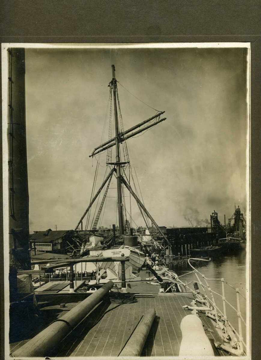Fartøybilder fra Agder. 

Navn:  Pehr Ugland
Kjennetegn: HTPM
Type: Stålbark
Bygget 1891 i Alloa, Skotland
Hjemmehavn: Arendal
Kilde: Veritas: 1905, 1911
Drektighet: 1279 nrt
Skuteregistersignatur: 1820 og 1905VP18

Bilde 1:
Arkivref: Fartøybilder 59, AAA jnr. 463-1963
Tekst: "Pehr Ugland" av Arendal i Mobile, oktober 1906. Fra journalist Birger Dannevig, Gjervoldsøy, 4. okt. 1963.
Opprinnelig filreferanse i eDepoet: F0120_Fartøybilder-SMW_090507\PEHR UGLAND BARK MOBILE 1906.tif

Bilde 2:
Arkivref: Fartøybilder 59, AAA jnr. 690-1964
Tekst: Gave fra Birger Dannevig, Arendal, 12. nov. 1964.
Opprinnelig filreferanse i eDepoet: F0120_Fartøybilder-SMW_090507\PEHR UGLAND BIRGER DANNEVIG.tif

Bilde 3:
Arkivref: Fartøybilder 59, AAA Neg. nr.  23311
Opprinnelig filreferanse i eDepoet: F0120_Fartøybilder-SMW_090507\PEHR UGLAND I.tif

Bilde 4:
Arkivref: Fartøybilder 59, AAA Neg. nr. 385
Tekst: Staalbark "Pehr Ugland" af Arendal bragt ind i Mobile Havn efter Strandingen under Cyclonen 26. Septbr. 1906. Gave 5. september 1961 fra skipsmegler Anders Emil Ugland, Oslo.
Opprinnelig filreferanse i eDepoet: F0120_Fartøybilder-SMW_090507\PEHR UGLAND II.tif

Bilde 5:
Arkivref: Fartøybilder 59, AAA Neg. nr. 384, AAA jnr. 463-1963
Tekst: Kopi ved Birger Dannevig ca. 196
Opprinnelig filreferanse i eDepoet: F0120_Fartøybilder-SMW_090507\PEHR UGLAND MOBILE OKTOBER 1906 I.tif

Bilde 6:
Arkivref: Fartøybilder 59, AAA jnr. 690-1964
Tekst: Pehr Ugland som lekter i Larvik, juni 1937. Gave fra Birger Dannevig, Arendal, 12. nov. 1964.
Opprinnelig filreferanse i eDepoet: F0120_Fartøybilder-SMW_090507\PEHR UGLAND VI.tif