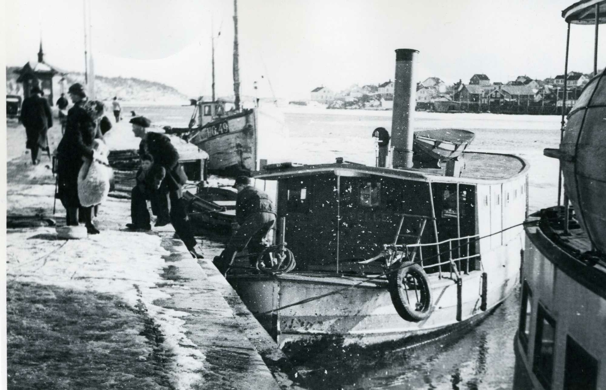 Fartøybilder fra Agder. 

Navn: D/S Pelle (ex Pippi)
Bygget ved Motala mek. Werkstad, Motala, Sverige, 1882
Hjemmehavn: Arendal 1883-1964

Bilde 1:
Arkivref: Fartøybilder 59, AAA. Neg. nr. 879, AAA jnr. 859-1966
Tekst: D/S PELLE 1947, foto Birger Dannevig, kopi Hoff 1966, gave fra Hoff 16.9 1966
Opprinnelig filreferanse i eDepoet: F0120_Fartøybilder-SMW_090507\PELLE 1947 BIRGER DANNEVIG.tif

Bilde 2:
Arkivref: Fartøybilder 59, AAA. Neg. nr. 1105, AAA jnr. 859-1966
Tekst: "PELLE" nærmer seg Merdø, foto Arendal 1956 Catherin Vincent, kopi Hoff 1966, gave fra Hoff 1966
Opprinnelig filreferanse i eDepoet: F0120_Fartøybilder-SMW_090507\PELLE ARENDAL 1956 C VINCENT.tif

Bilde 3:
Arkivref: Fartøybilder 59, AAA jnr. 712-1966
Tekst: D/S "PELLE", foto ved Arne Lannerstedt i Langviken på Bygdø i Oslo sept. 1966, i bakgrunnen skibsmegler Salvesens lystbåt "Sjøfrøken"
Opprinnelig filreferanse i eDepoet: F0120_Fartøybilder-SMW_090507\PELLE FOTO ARNE LANNERSTEDT I LANGVIKEN BYGDØ SEPT 1966.tif

Bilde 4:
Arkivref: Fartøybilder 59, AAA. Neg.nr. 880, AAA jnr. 859-1966
Tekst: D/S "PELLE", Arendalsfjorden fra Torjusholmen 1956, foto Birger Dannevig, kopi Hoff 1966
Opprinnelig filreferanse i eDepoet: F0120_Fartøybilder-SMW_090507\PELLE FRA TORJUSHOLMEN 1956 BIRGER DANNEVIG.tif

Bilde 5:
Arkivref: Fartøybilder 59, AAA jnr. 712 - 1966, jfr. 143-1970, 462-1969
Gave fra Arne Lannerstedt, Oslo
Opprinnelig filreferanse i eDepoet: F0120_Fartøybilder-SMW_090507\PELLE GIMLE.tif

Bilde 6:
Arkivref: Fartøybilder 59
Opprinnelig filreferanse i eDepoet: F0120_Fartøybilder-SMW_090507\PELLE III.tif

Bilde 7:
Arkivref: Fartøybilder 59,  AAA jnr. 311-1967
Tekst: PELLE ut fra Pollen i Arendal, ved Langbrygga ADLER.
Opprinnelig filreferanse i eDepoet: F0120_Fartøybilder-SMW_090507\X.tif

Bilde 8:
Arkivref: : Fartøybilder 59
Tekst: : Pelle og Kronprinsesse Martha
Opprinnelig filreferanse i eDepoet: F0120_Fartøybilder-SMW_090507\X.tif

Bilde 9:
Arkivref: Fartøybilder 59,  AAA jnr. 697-1970
Tekst: Fra venstre: 1. "Pelle", 2. "Tromøya", ved Langbrygga, Arendal. Foto Birger Dannevig 1947
Opprinnelig filreferanse i eDepoet: F0120_Fartøybilder-SMW_090507\X.tif

Bilde 10:
Arkivref: Fartøybilder 59, AAA jnr. 441 - 1964
Gimle, Hisø pr. Arendal
Opprinnelig filreferanse i eDepoet: F0120_Fartøybilder-SMW_090507\X.tif