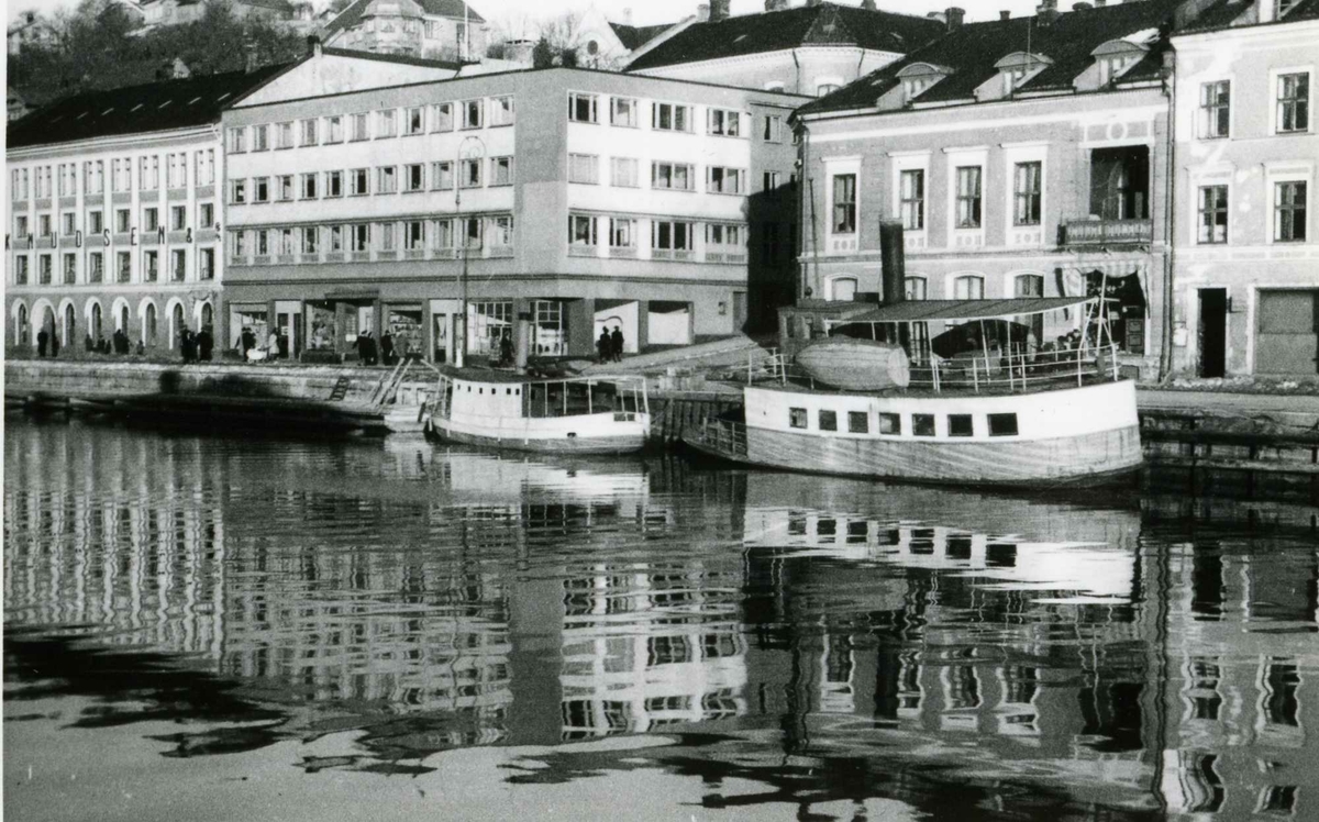 Fartøybilder fra Agder. 

Navn: D/S Pelle (ex Pippi)
Bygget ved Motala mek. Werkstad, Motala, Sverige, 1882
Hjemmehavn: Arendal 1883-1964

Bilde 1:
Arkivref: Fartøybilder 59, AAA. Neg. nr. 879, AAA jnr. 859-1966
Tekst: D/S PELLE 1947, foto Birger Dannevig, kopi Hoff 1966, gave fra Hoff 16.9 1966
Opprinnelig filreferanse i eDepoet: F0120_Fartøybilder-SMW_090507\PELLE 1947 BIRGER DANNEVIG.tif

Bilde 2:
Arkivref: Fartøybilder 59, AAA. Neg. nr. 1105, AAA jnr. 859-1966
Tekst: "PELLE" nærmer seg Merdø, foto Arendal 1956 Catherin Vincent, kopi Hoff 1966, gave fra Hoff 1966
Opprinnelig filreferanse i eDepoet: F0120_Fartøybilder-SMW_090507\PELLE ARENDAL 1956 C VINCENT.tif

Bilde 3:
Arkivref: Fartøybilder 59, AAA jnr. 712-1966
Tekst: D/S "PELLE", foto ved Arne Lannerstedt i Langviken på Bygdø i Oslo sept. 1966, i bakgrunnen skibsmegler Salvesens lystbåt "Sjøfrøken"
Opprinnelig filreferanse i eDepoet: F0120_Fartøybilder-SMW_090507\PELLE FOTO ARNE LANNERSTEDT I LANGVIKEN BYGDØ SEPT 1966.tif

Bilde 4:
Arkivref: Fartøybilder 59, AAA. Neg.nr. 880, AAA jnr. 859-1966
Tekst: D/S "PELLE", Arendalsfjorden fra Torjusholmen 1956, foto Birger Dannevig, kopi Hoff 1966
Opprinnelig filreferanse i eDepoet: F0120_Fartøybilder-SMW_090507\PELLE FRA TORJUSHOLMEN 1956 BIRGER DANNEVIG.tif

Bilde 5:
Arkivref: Fartøybilder 59, AAA jnr. 712 - 1966, jfr. 143-1970, 462-1969
Gave fra Arne Lannerstedt, Oslo
Opprinnelig filreferanse i eDepoet: F0120_Fartøybilder-SMW_090507\PELLE GIMLE.tif

Bilde 6:
Arkivref: Fartøybilder 59
Opprinnelig filreferanse i eDepoet: F0120_Fartøybilder-SMW_090507\PELLE III.tif

Bilde 7:
Arkivref: Fartøybilder 59,  AAA jnr. 311-1967
Tekst: PELLE ut fra Pollen i Arendal, ved Langbrygga ADLER.
Opprinnelig filreferanse i eDepoet: F0120_Fartøybilder-SMW_090507\X.tif

Bilde 8:
Arkivref: : Fartøybilder 59
Tekst: : Pelle og Kronprinsesse Martha
Opprinnelig filreferanse i eDepoet: F0120_Fartøybilder-SMW_090507\X.tif

Bilde 9:
Arkivref: Fartøybilder 59,  AAA jnr. 697-1970
Tekst: Fra venstre: 1. "Pelle", 2. "Tromøya", ved Langbrygga, Arendal. Foto Birger Dannevig 1947
Opprinnelig filreferanse i eDepoet: F0120_Fartøybilder-SMW_090507\X.tif

Bilde 10:
Arkivref: Fartøybilder 59, AAA jnr. 441 - 1964
Gimle, Hisø pr. Arendal
Opprinnelig filreferanse i eDepoet: F0120_Fartøybilder-SMW_090507\X.tif