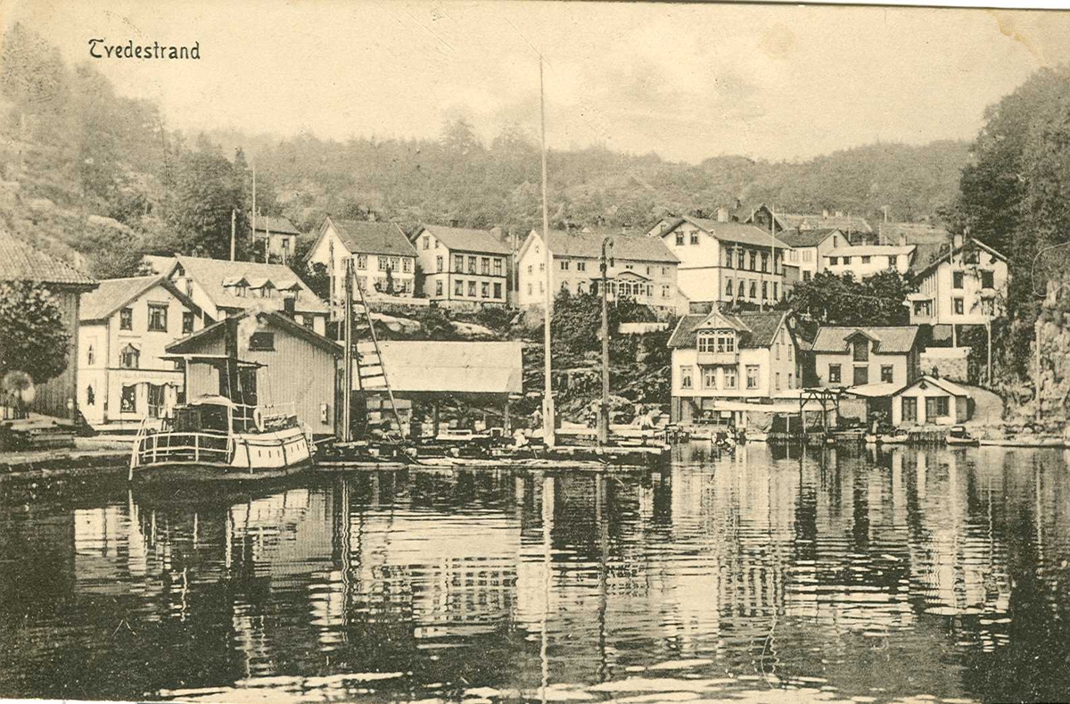 Fartøybilder fra Agder 

DS "Kvik", postbåt
Bygget ved Bergens mek. Verksted, 1866
Hjemmehavn Tvedestrand 1866-1924. Flyttet til Mjøsa.
Drektig: 38 brt.
Billedtekst: Tvedestrand
Tekst på bakssiden: postkort. påskehilsen. AAA jnr. nr. 602 - 1967
Kilde: Fartøybilder boks 42, Rute- og fraktebåter i Aust-Agder, s. 42

Opprinnelig filreferanse i eDepoet: F0121_Fartøybilder-SMW_090525\KVIK I