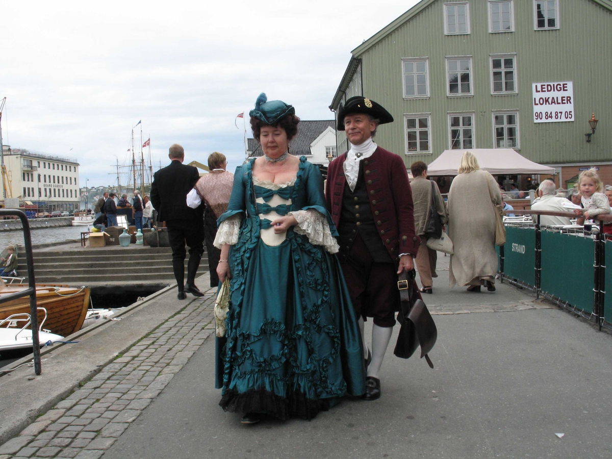 Kjæmpestaden 2005. Gjester fra Kongsberg, Bjørg Berg og Terje Berg, i drakter fra 1700-tallet spaserer langs Pollen.
