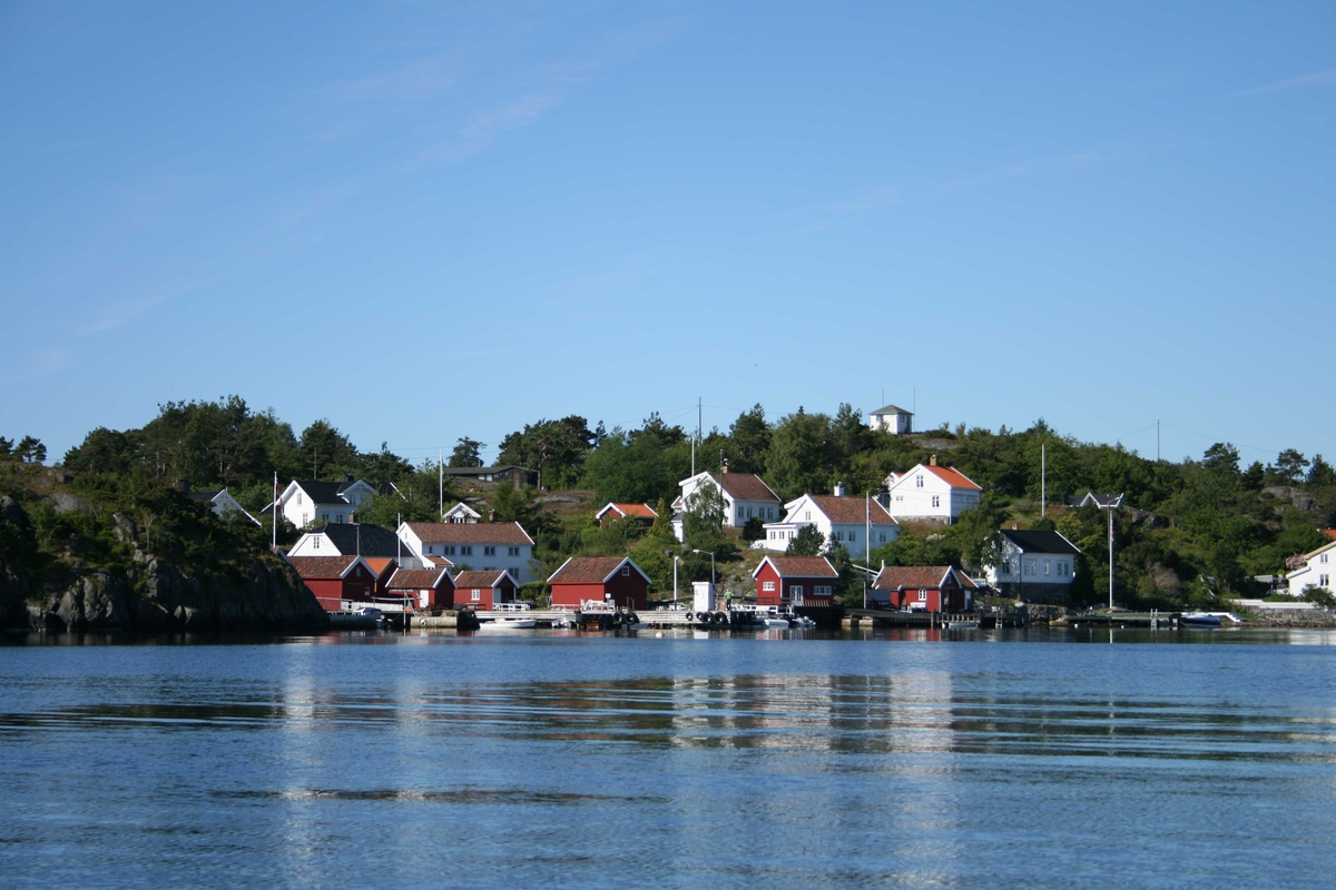 Uthavna Merdø. Frammerdø, husklynge med sjøboder og våningshus.Loshytte på Vestre Valen. Sett fra sjøen. 