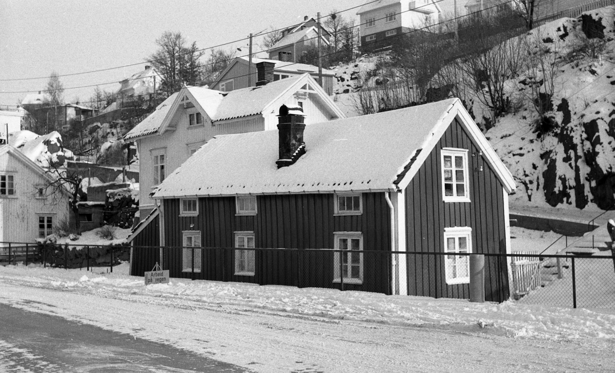 Bygning på Langsæ, Arendal, Langsæ matr. nr. 91. , fasade,  Sett fra riksvei 40. Fotografering februar 1964.