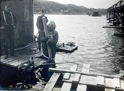 "22/04-1913" Nitriden. Bygging av kaianlegget. Dykker med hj