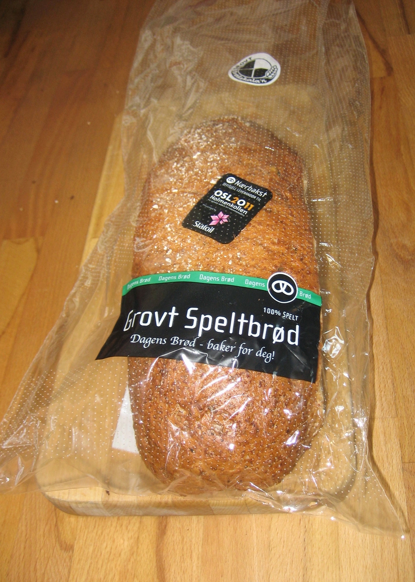 Brødposen er er i plast. Den er merket med Nøkkelhull. Det er satt et klistermerke på brødposen der det står "Har vært fryst best før 21-03-11.