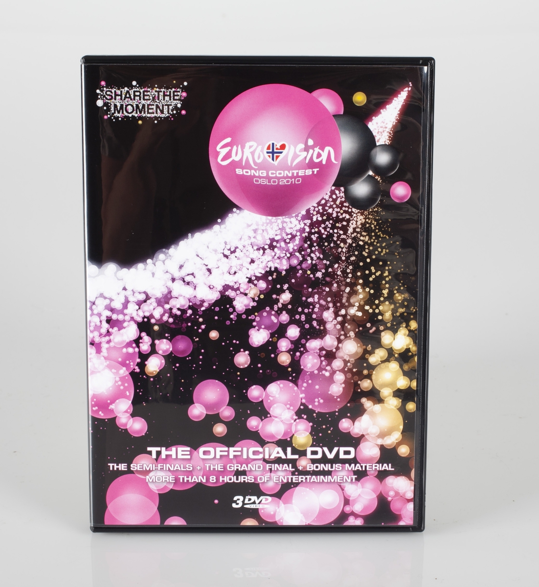 Eurovisjonen logo for Oslo 2010 er fremtredene. Etui A: Forsiden: bobler/kuler i ulike størrelser i sølv/hvitt, gull og rosa dekker et stort område mot en sort bakgrunn. Tekst i sort øverst til venstre: Share the moment. Tekst i hvitt nederst forteller om innholdet. Rygg: sort bunn med logoer og informasjon i hvitt. Bakside: Bakgrunnen er sort. Over halve siden er dekket av bilder med alle artistene samt fargefelter (rektangulære) i fargene rosa, lilla, fiolett og gull. Hvit tekst med innholdet av hver dvd listet opp. På gullbakgrunn nederst: Informasjon og logoer knyttet til rettighetsinnehavere og bruk. Strekkode. Dvd B-C (1-3) er alle sorte med sølvkant. B-C er dekorert med et stort tall i rosa: B - 1 og C - 2. Dvd D har tall 3 i gull. Logoer og informasjon er trykket i sølv. Baksidene er alle (B-C) sølvfarget.
