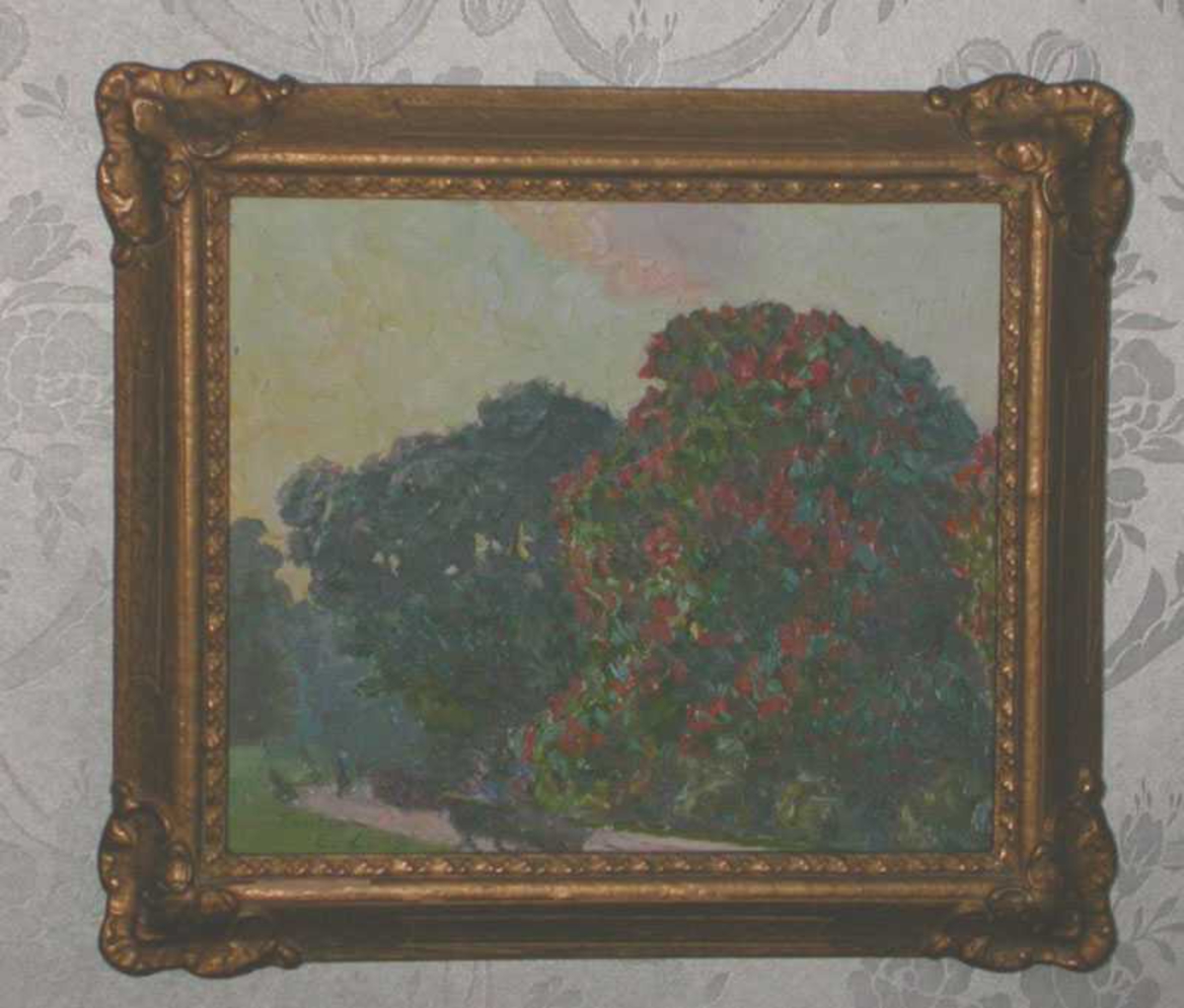 Oljemaleri i gull treramme med rosetter i hjørnene. E.C. 15 London (framsiden). Tilhører Chpt Roald Amundsen. 1915. En benk og to store trær i en park. Lys himmel.

"Et litet fransk maleri i gullramme signert E. C. 15 London." Inventarliste fra Gustav Amundsen 1934.