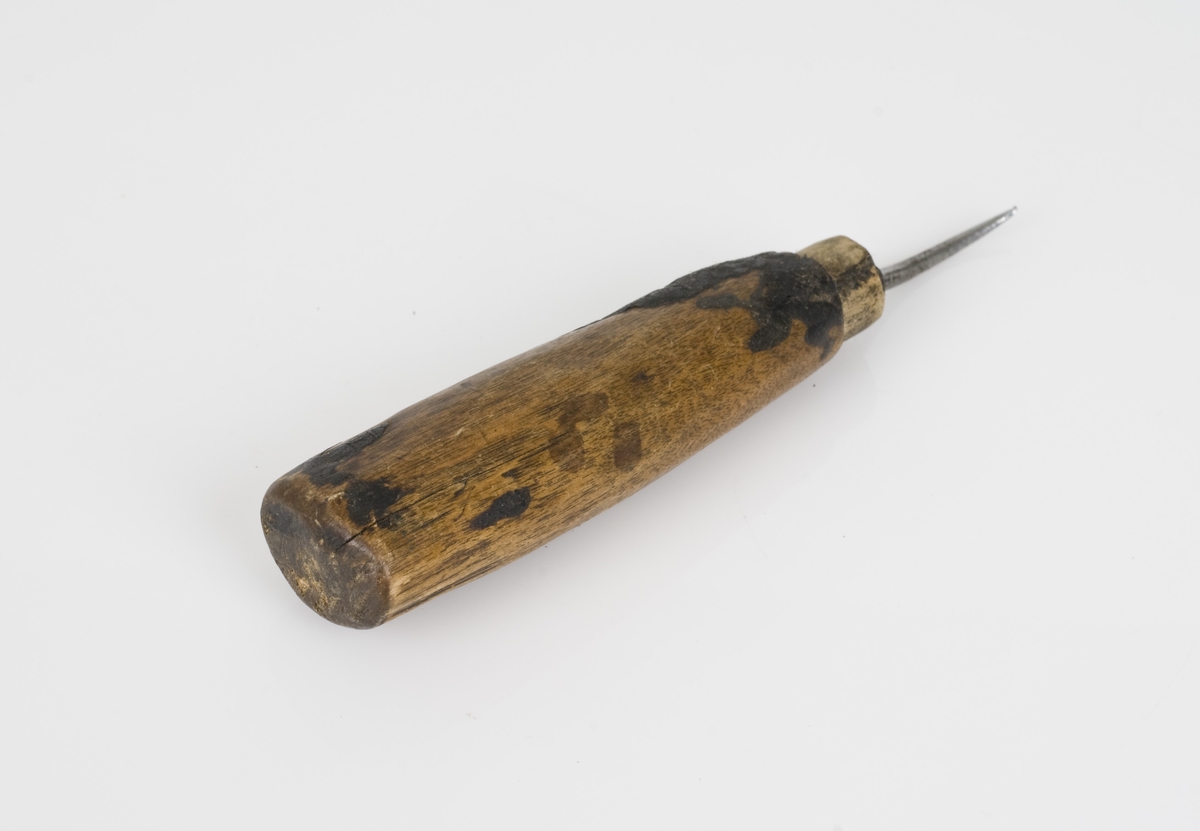 Skaftet er lett buet, konvekst. Sylspissen er buet og har en firkantet profil. I overgangen mellom sylspiss og håndtak mangler trolig en metalldel.