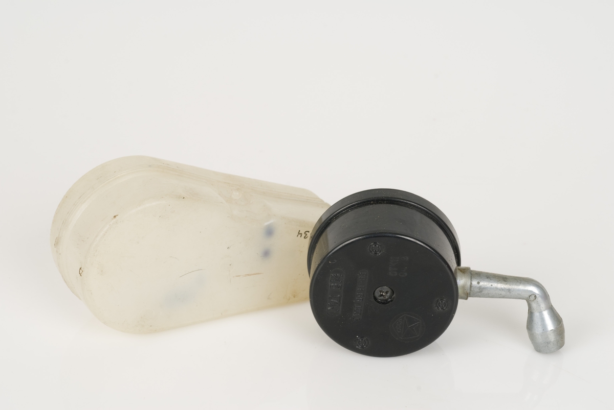 Et manometer (trykkmåler) av metall i en plastboks.
Månometeret er i fargen sort. Skala: 1-3. Produsert i Sovjet.

A: Manometer
B: Etui