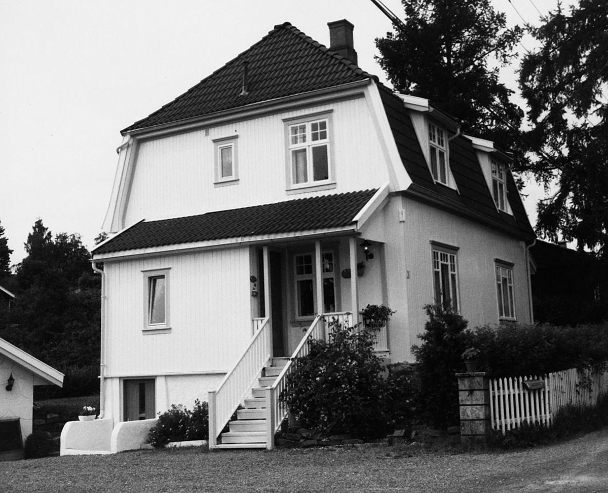 Hus, gjerde og hekk