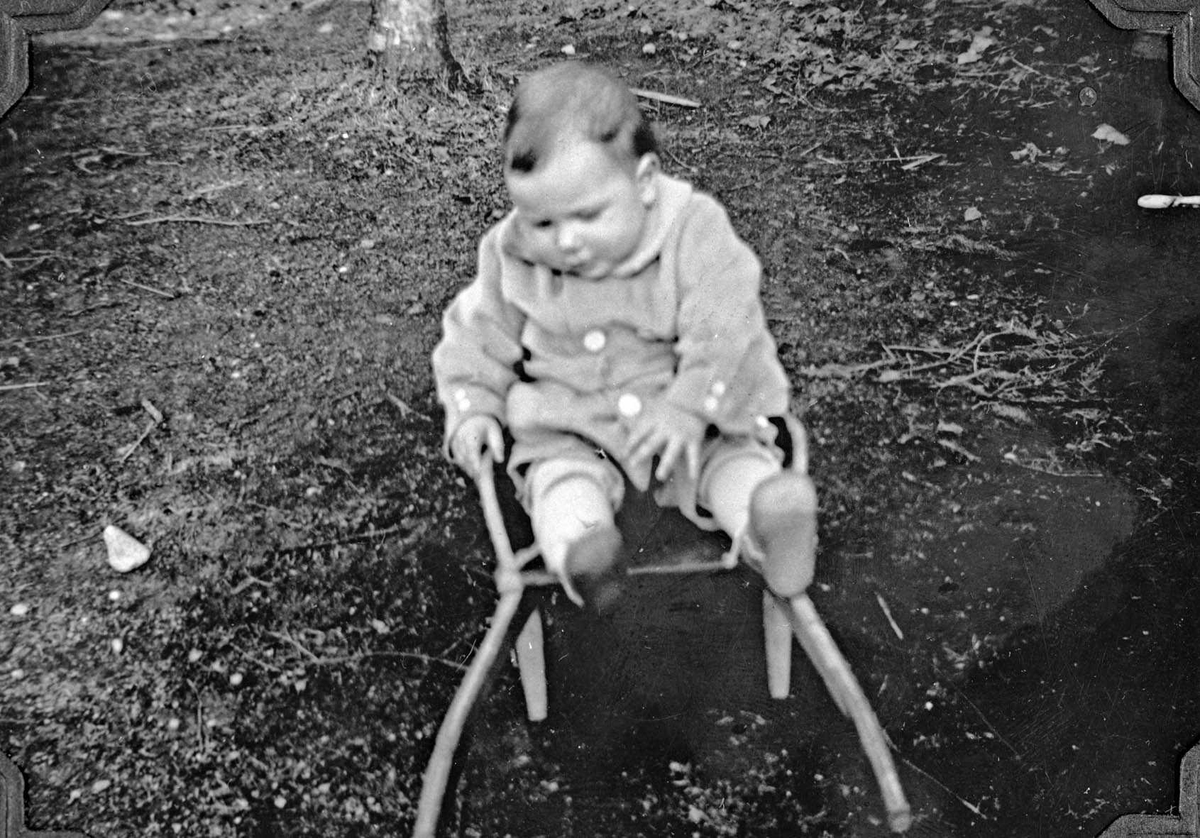 Lars Johan Gjørvad f. 6/8 1934 sitter i si leke-trillebår.