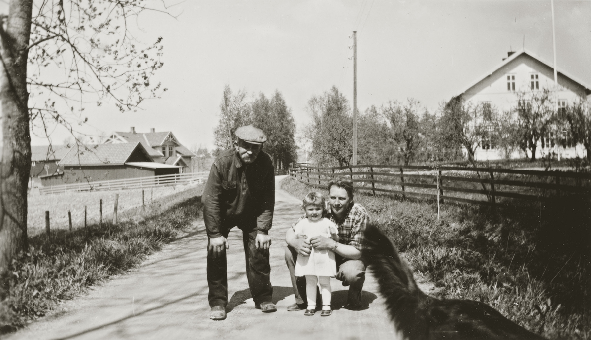 Sverre Knutsen og Nikolai Frogner med datteren Liv Frogner. Stokkervegen med Ullinshof skole i bakgrunnen.