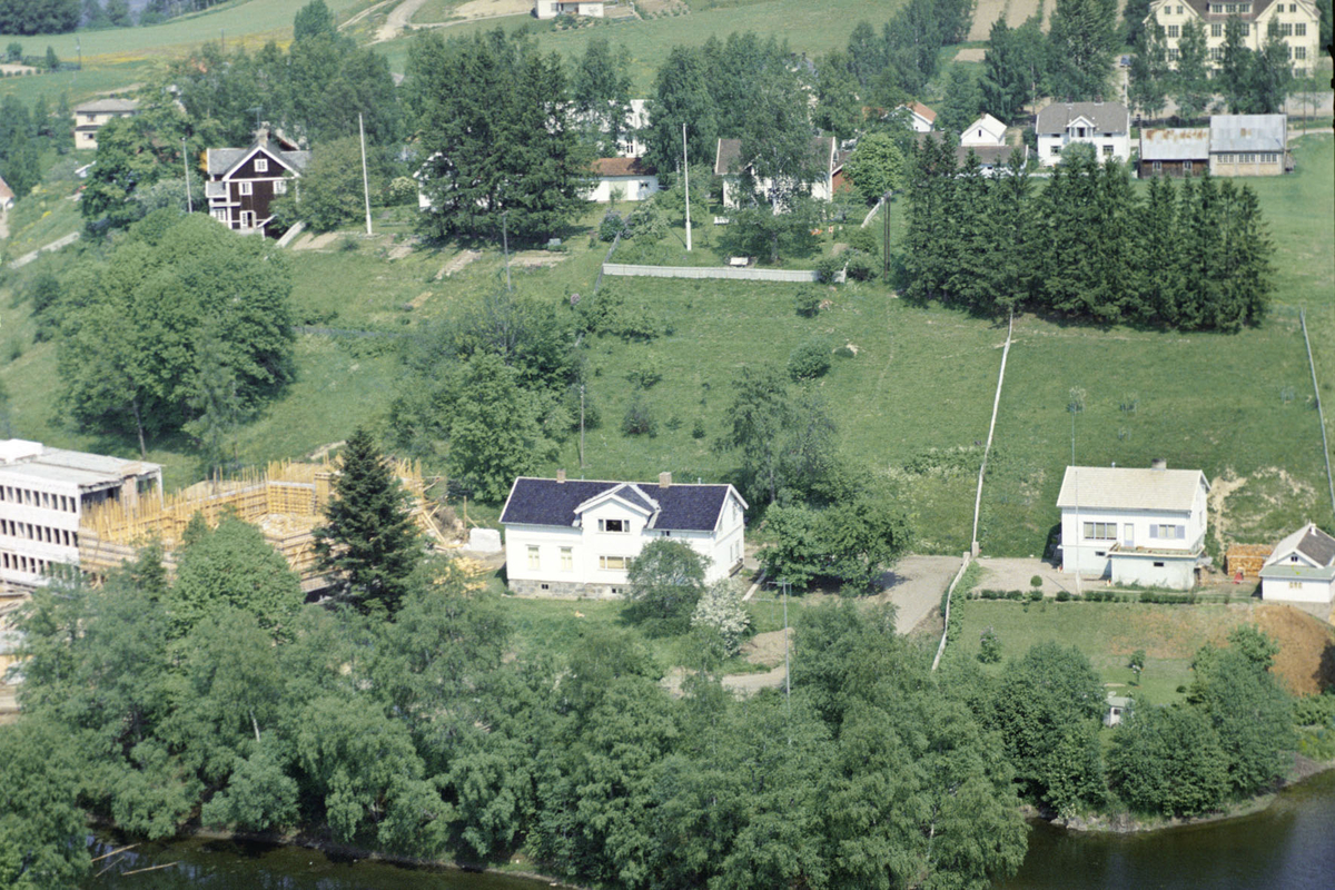 VILBERG OMRÅDE MED PANORAMA KINO UNDER BYGGING OG VILBERG BARNESKOLE I BAKGRUNNEN, EIDSVOLL 