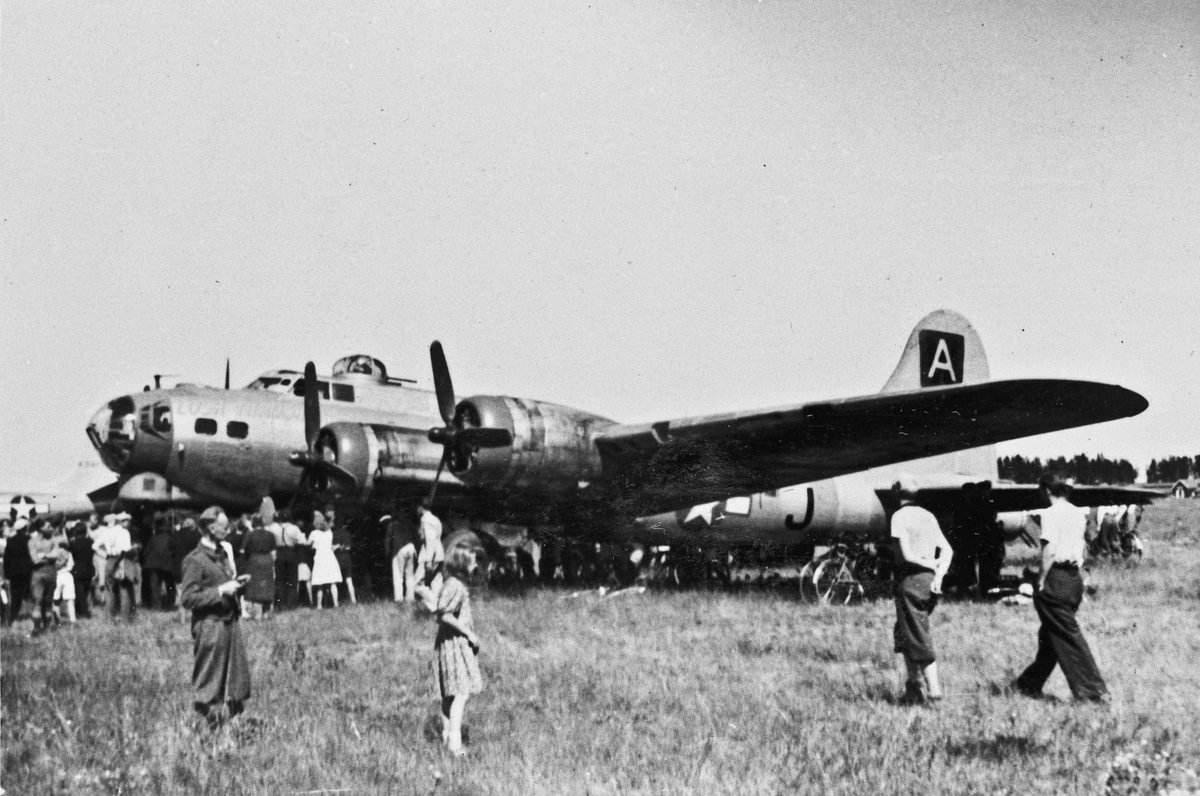 På Gardermoen etter frigjøringen - sommeren 1945.