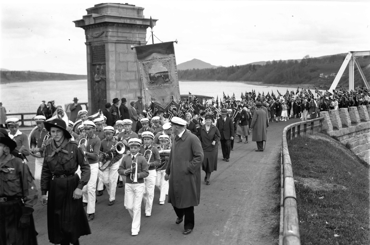 17 mai tog over Sundbrua.