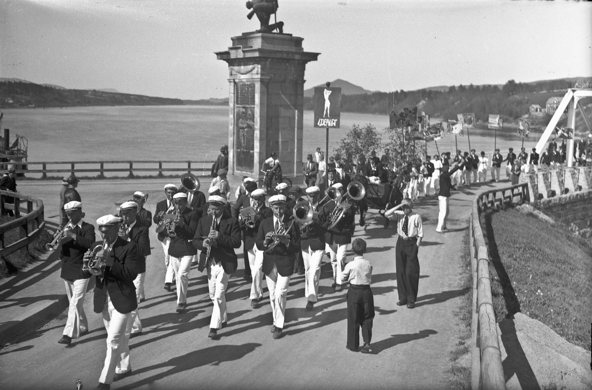 17. mai-tog over Sundbrua.