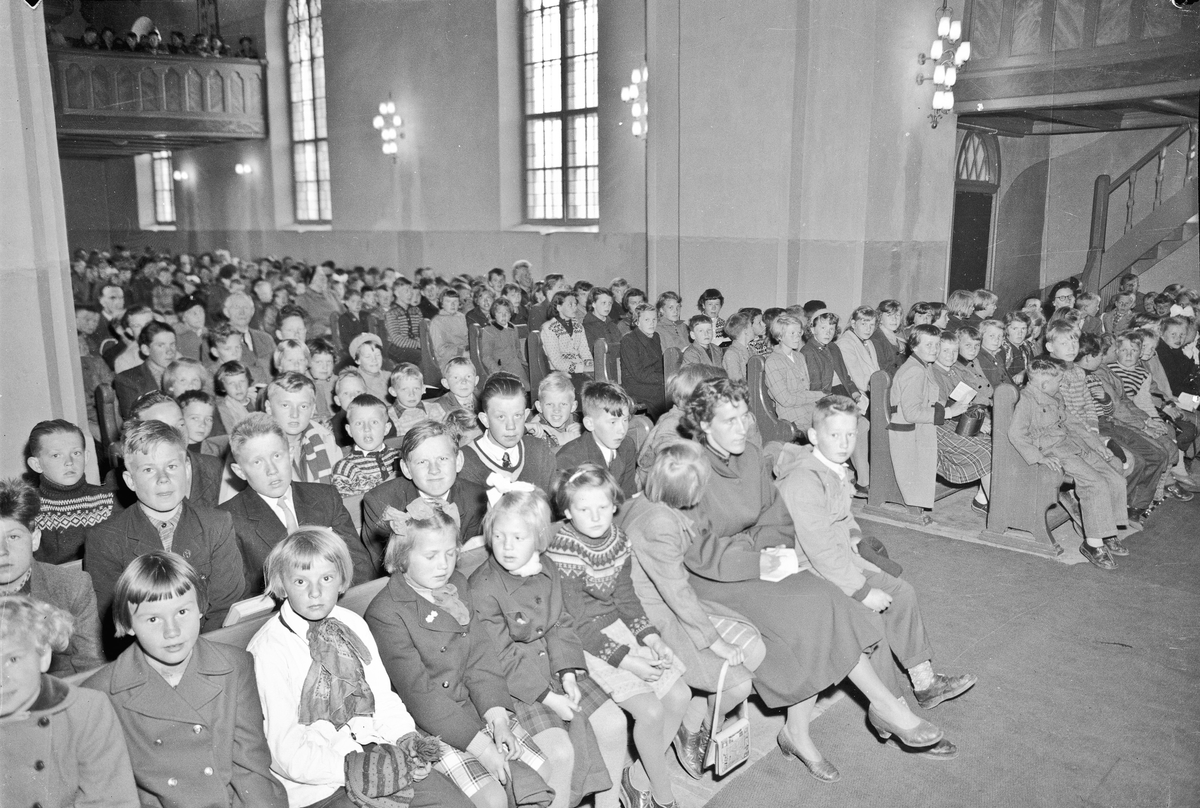 Eidsvoll Kirke ca. 1959. 
1-Arild Jensen, 2-Jan Tage Leonsen.

