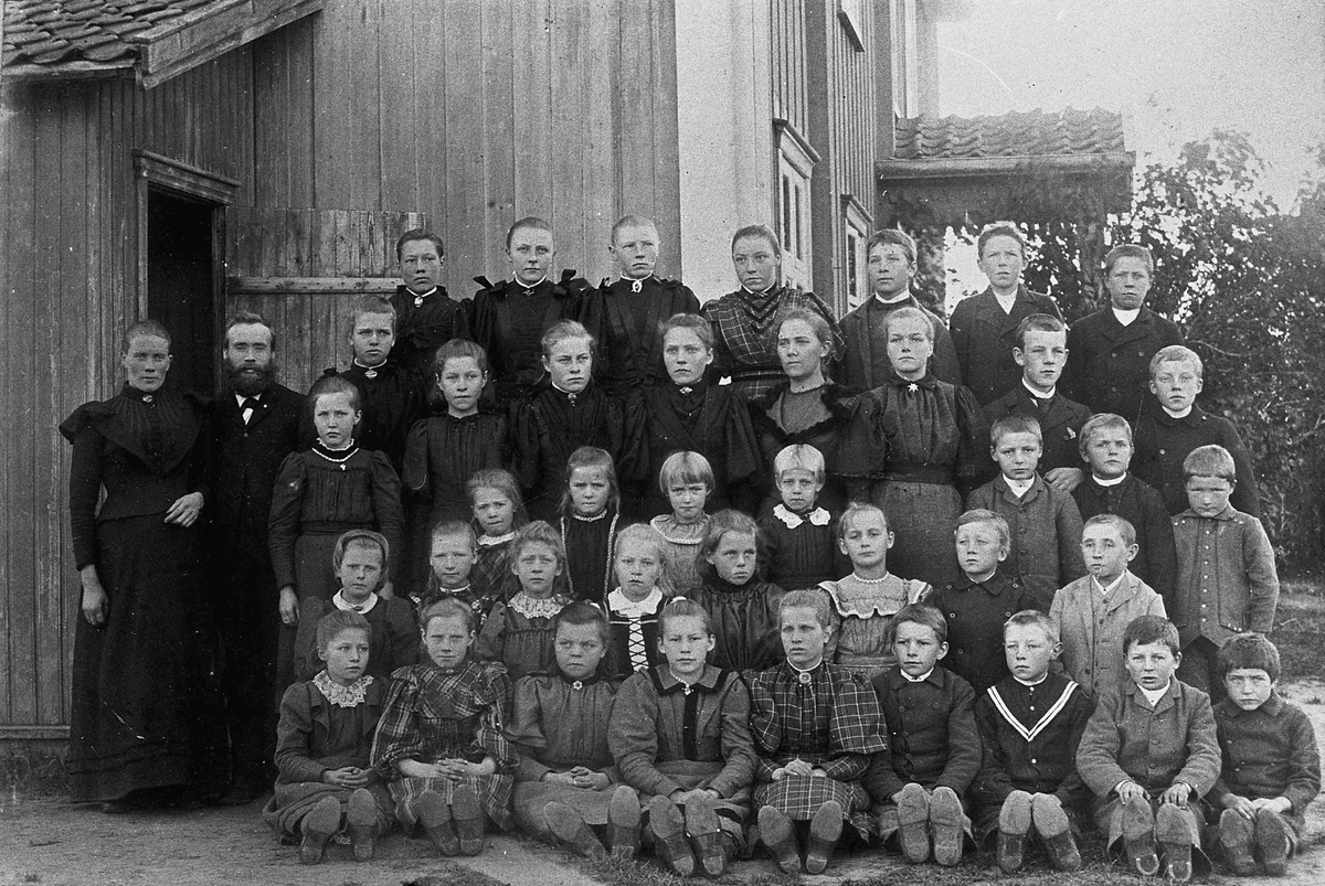 Skolebilde fra Gullverket skole. Lærer Johannes Røen (1868-1942) og kona Johanne (1866-1963). Bildet er fra like før 1900. 