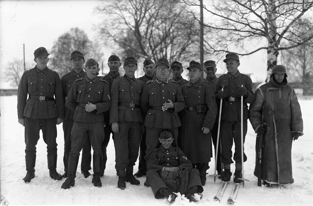 Gruppe tyske soldater. Hakekors på uniformene.