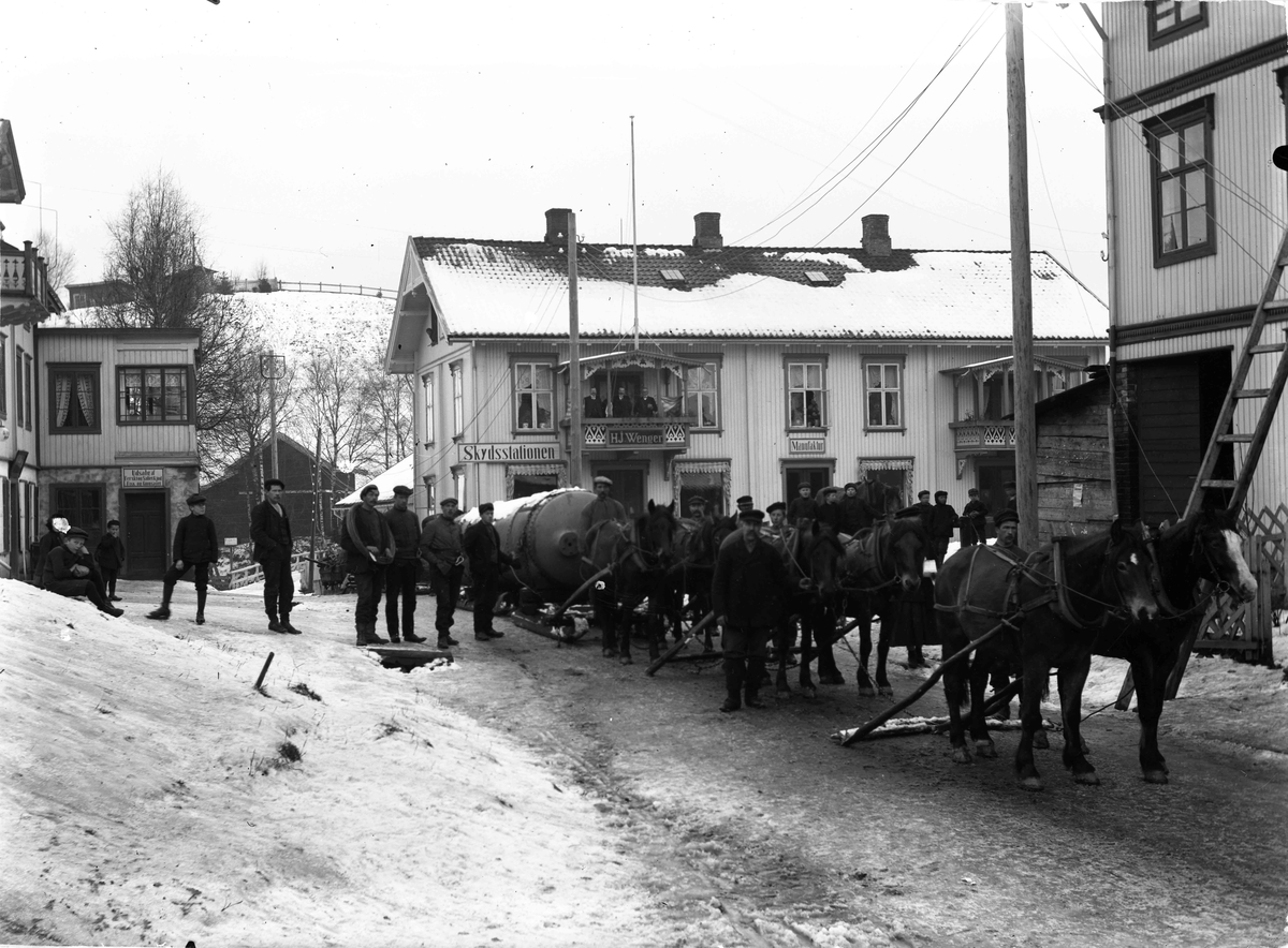 Dampkjel fra Brøstadgruva dras med 6 hester gjennom Sundet.
Etter at gruvedriften ved Brøstadgruvene stanset for godt i 1907 ble utstyret demontert og fraktet til forskjellige steder. På bildet transporteres  en dampkjele gjennom Sundet. Johan Fredriksen hadde konstruert kjøredoningen spesielt for dette formålet. For å trekke de tyngste lassene ble det brukt opptil 16 hester.