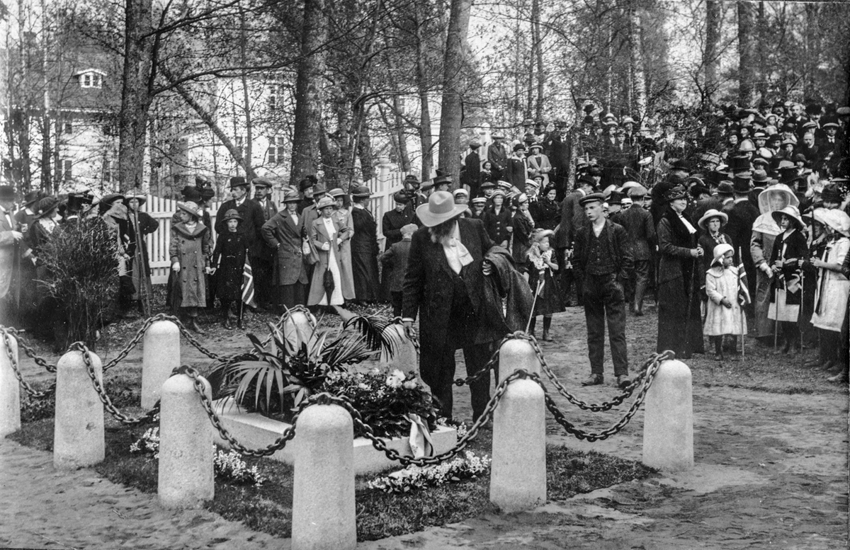 16. eller 17. mai. Bak Eidsvollbygningen?
