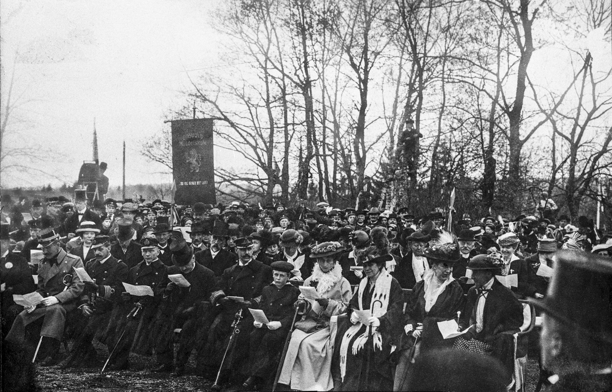 Da monumentet over Carsten Anker ble avduket ved Eidsvollbygningen 16. mai 1914 var hele kongefamilien tilstede. I midten foran sitter kong Haakon, prins Olav og dronning Maud. De kom direkte fra Kristiania med automobil. (Flyen: Eidsvoll Bygds historie 1914-40 s. 27)