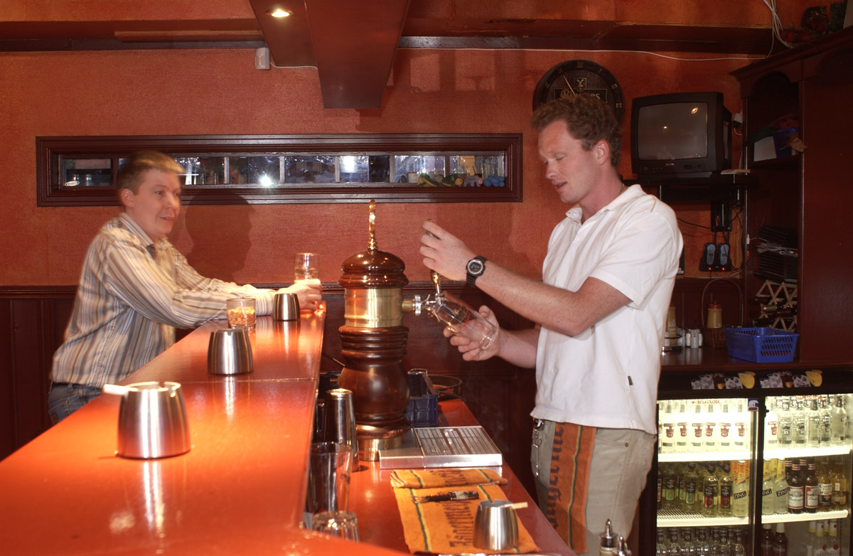 Gjest og bartender med sigaretter. Sveaborg Bar & Spisested ved bardisken