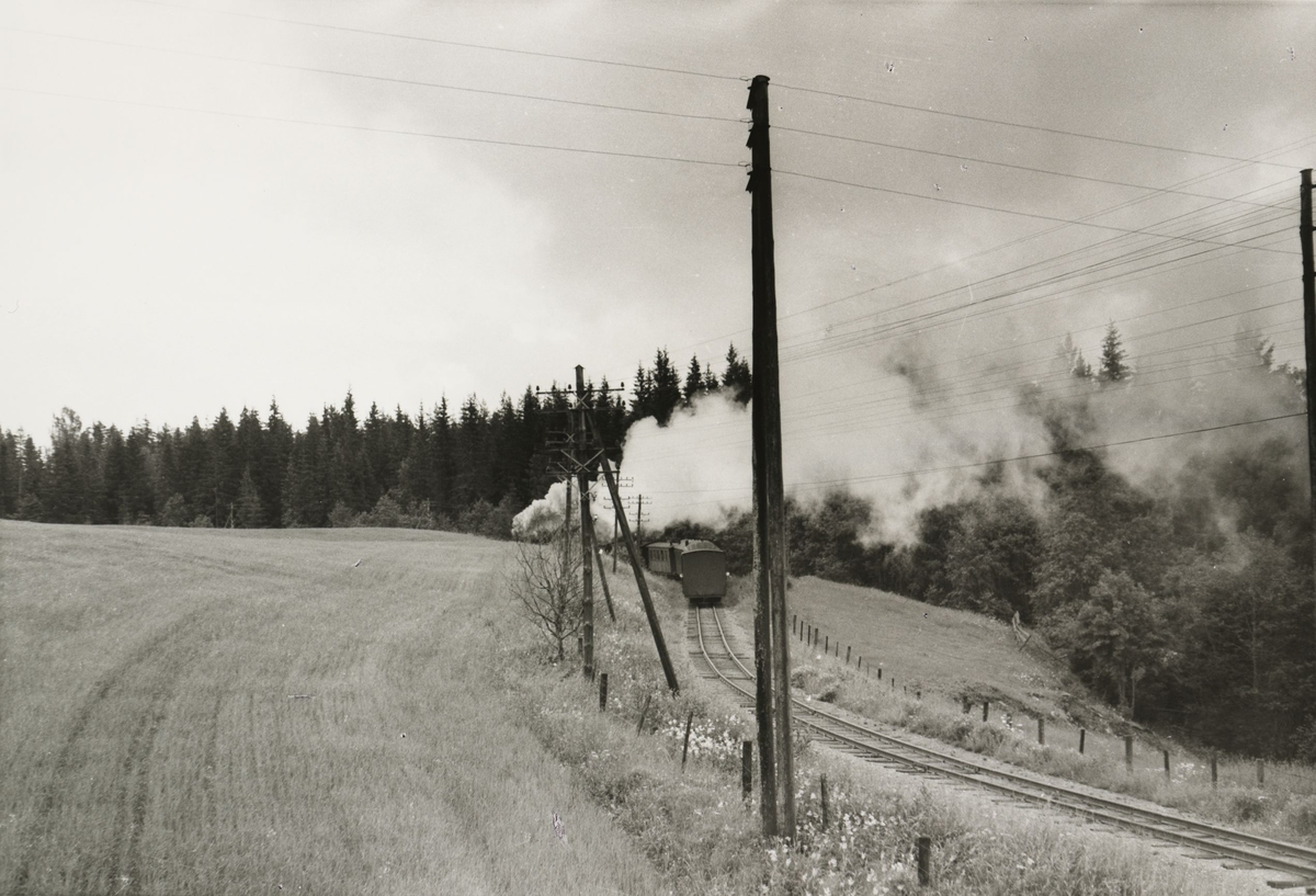 Tog 2051 til Skulerud i Harkerudbakken.