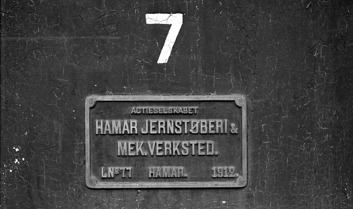 Fabrikkskilt på Setesdalsbanens damplok nr. 7