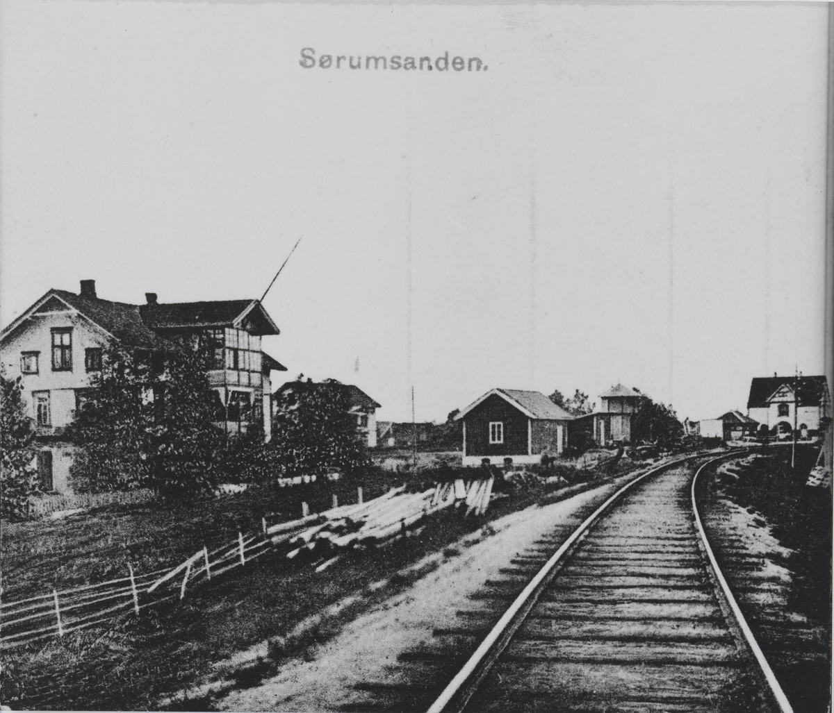 T.v. Svendsens hus (Svedsengården), t.h. i bakgrunnen Egebergs hus.