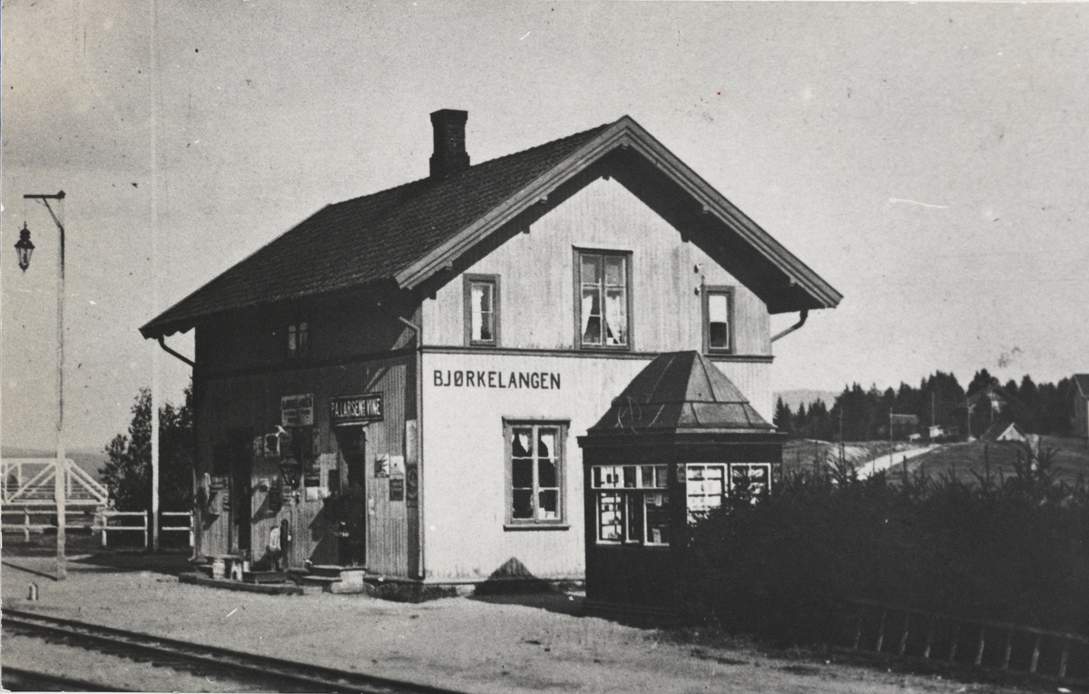 Bjørkelangen stasjon med kiosken som ble oppført i 1919.