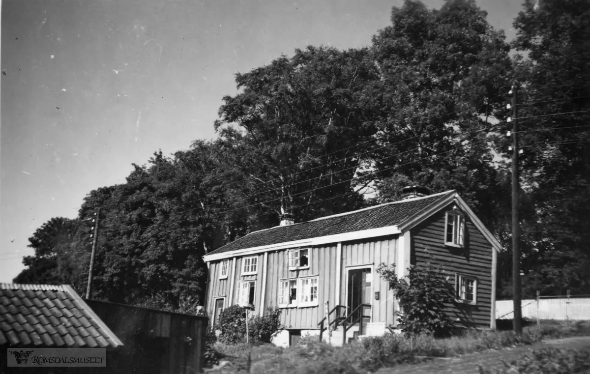 "En gul liten stue ned ved sjøen, 1938".