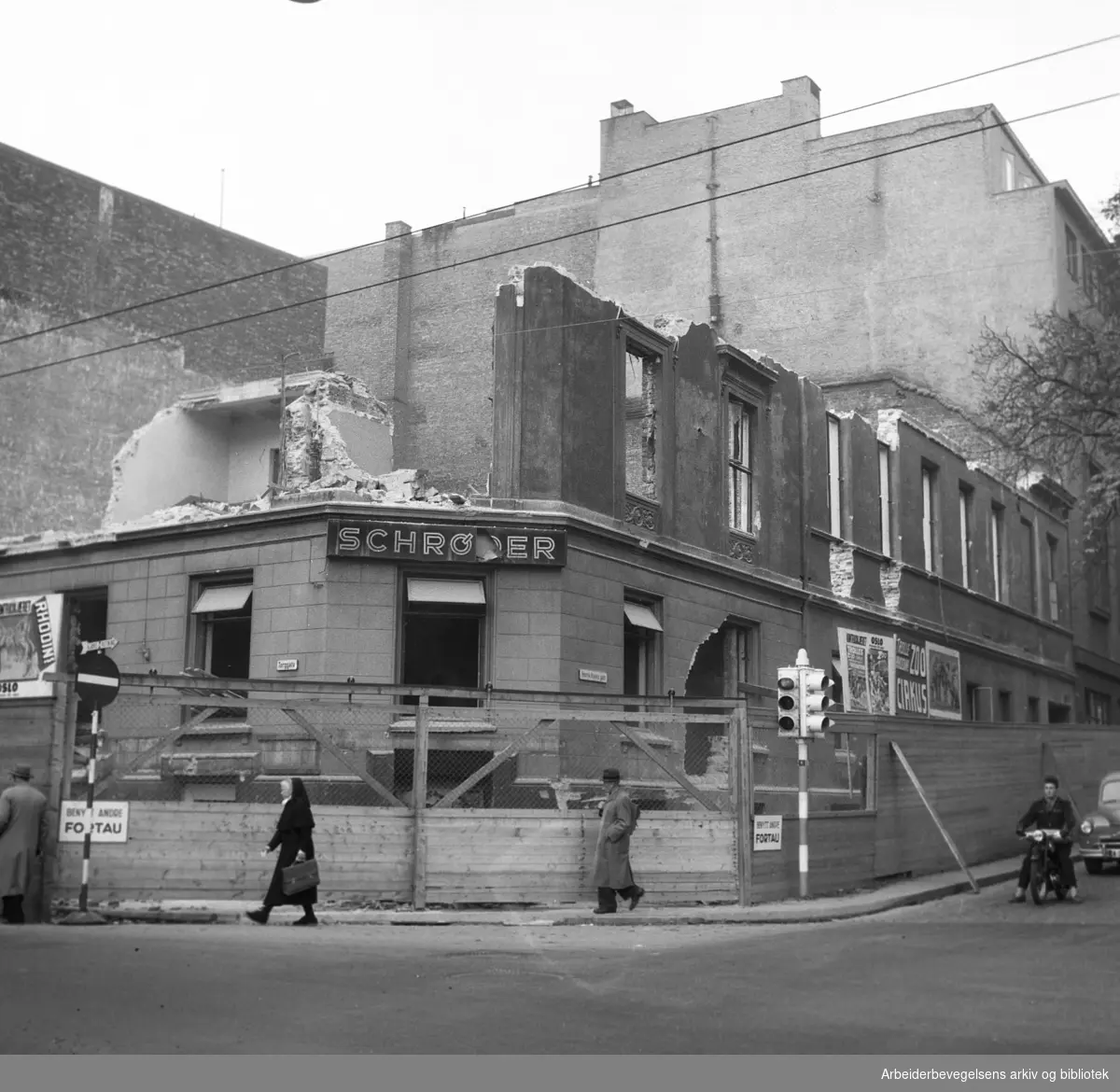 Det gamle Folkets Hus rives..Torggata 14 (Oslo Arbeidersamfund med Schrøder) rives,.september 1954