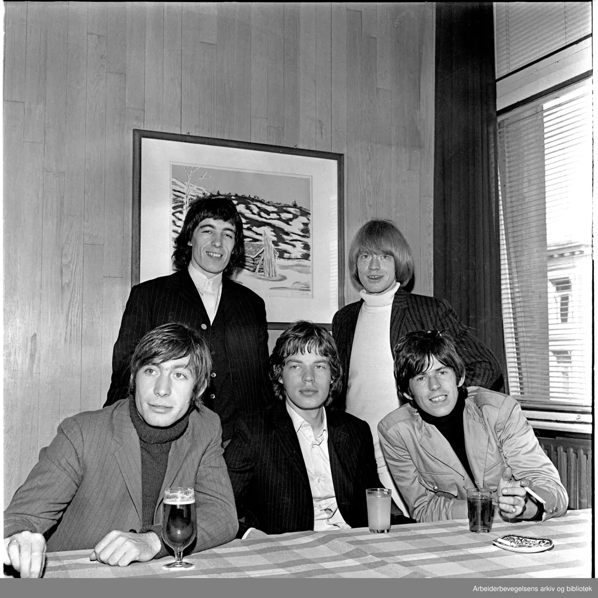 The Rolling Stones på Hotell Viking i Oslo,.23. juni 1965. .Sittende fra venstre Charlie Watts, Mick Jagger og Keith Richards. Stående fra v. Bill Wyman og Brian Jones.