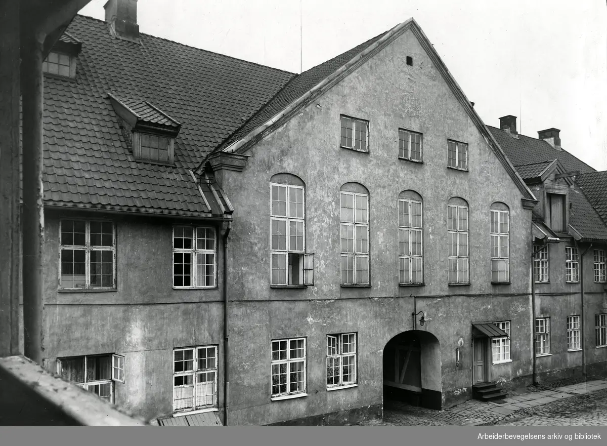 Administrasjonsbygningen ved Tukthuset - kvinnefengselet i Storgata 33 og Torggata 17,.1935.