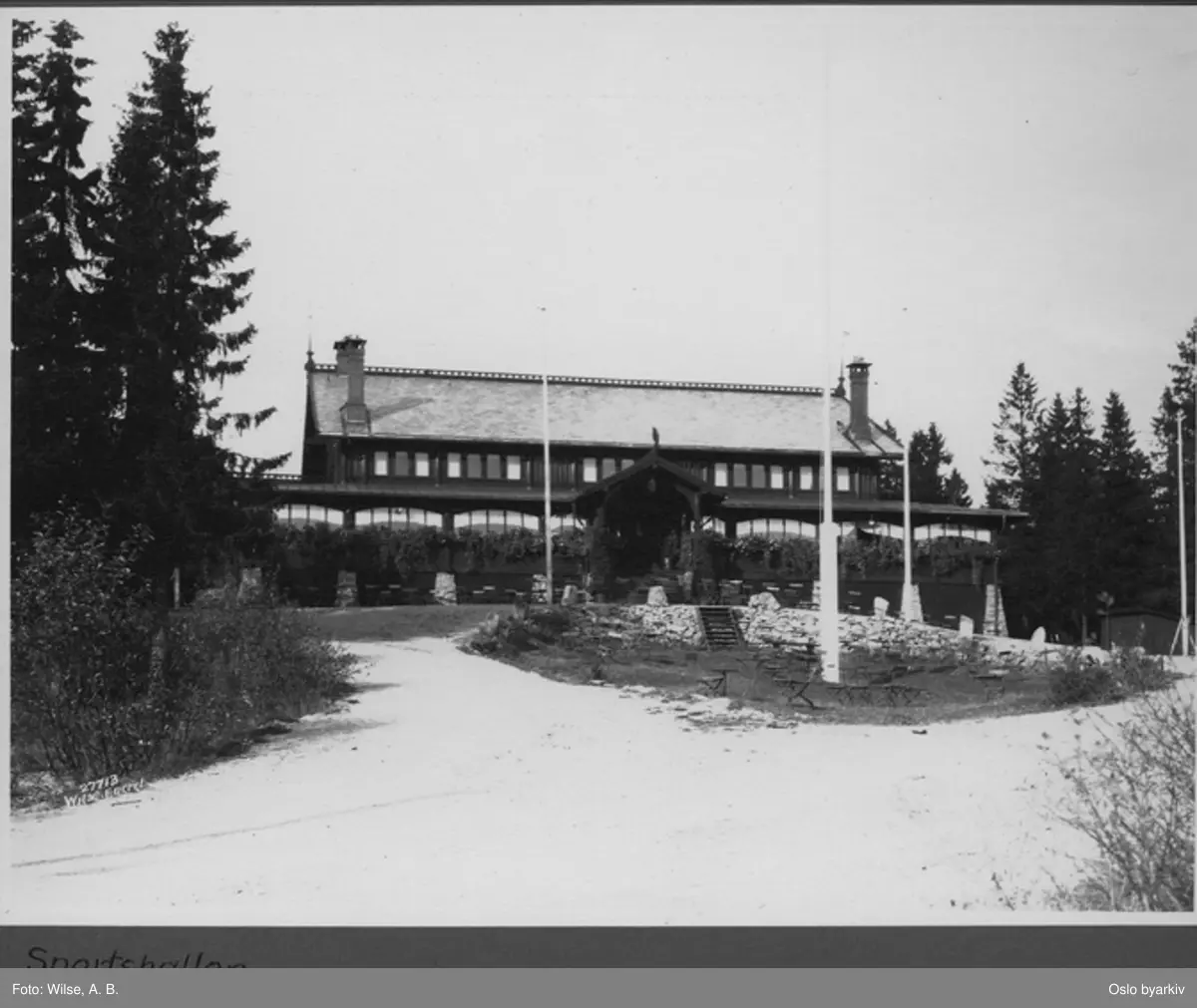 Bygning på Frognerseteren (selskapslokale) fra 1896, kalt "Sporten". Dragestil.