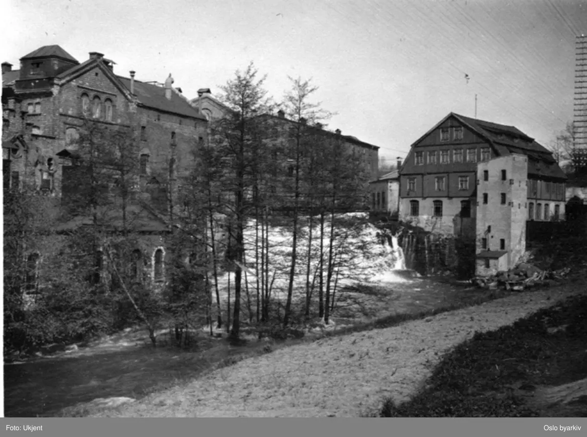 Flom eller slipping av vannet i Akerselva (ved Øvre Vøyenfossen). Ved Hjula veveri og spinneri og Nedre papirmølle (Glads mølle).