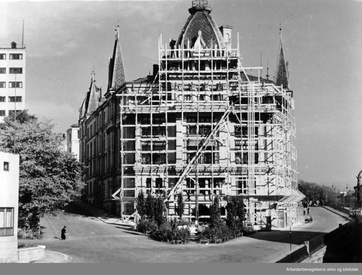 Reparasjonsarbeid på Gestapos hovedkvarter, Victoria Terrasse, etter bombeangrep 25. september 1942, .bildet er tatt i 1943..