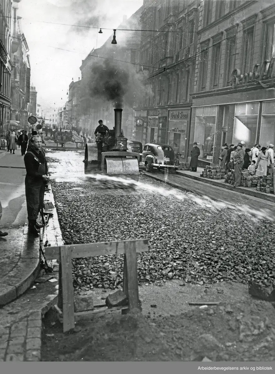 Oslo veivesen legger asfalt i krysset mellom Nedre Slottsgate og Karl Johans gate, 1950-55.