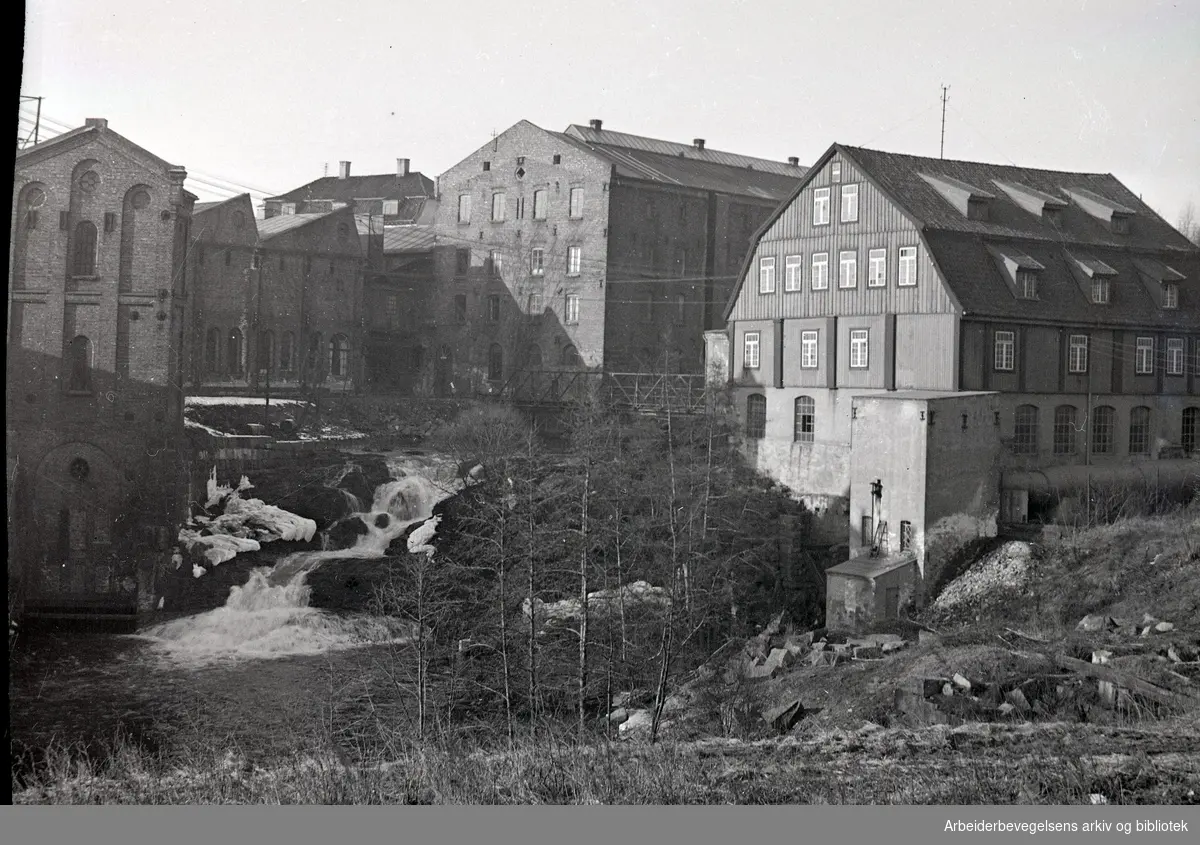 Akerselva - fossen ved Glads mølle (til høyre) og Hjula veverier (til venstre), sett fra Sandakerveien,.1925-35