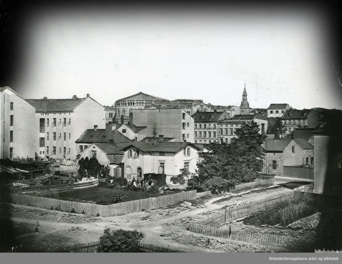 Grünnings løkke, hvor Kjeld Stubs gate ligger nå. Stortingsbygningen og Domkirken i bakgrunnen,.ca. 1866-83