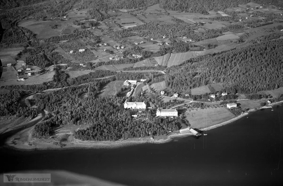 Oppdøl sjukehus er et psykiatrisk sykehus som ligger på Hjelset i Molde. Sykehuset ble åpnet i 1913 som et typisk asyl i landlige omgivelser..I 1925 åpnet en ny avdeling, og nye bygninger kom også til i mellomkrigstiden og i 1961. .På det meste hadde sykehuset cirka 500 døgnpasienter. Siden 1984 har sykehuset vært organisert som en avdeling under Molde sjukehus..19. desember 2014 ble Oppdøl valgt som det nye stedet for det felles sykehuset i Nordmøre og Romsdal.