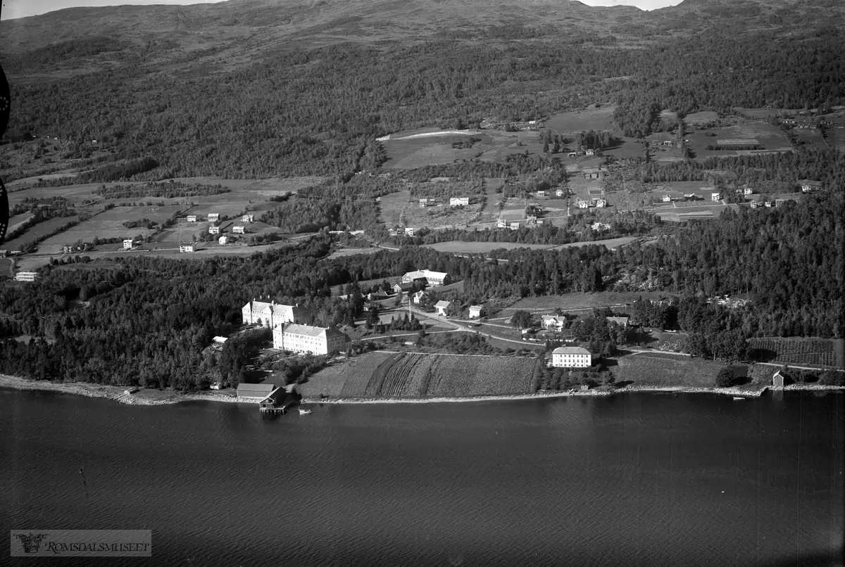 Oppdøl sjukehus er et psykiatrisk sykehus som ligger på Hjelset i Molde. Sykehuset ble åpnet i 1913 som et typisk asyl i landlige omgivelser..I 1925 åpnet en ny avdeling, og nye bygninger kom også til i mellomkrigstiden og i 1961. .På det meste hadde sykehuset cirka 500 døgnpasienter. Siden 1984 har sykehuset vært organisert som en avdeling under Molde sjukehus..19. desember 2014 ble Oppdøl valgt som det nye stedet for det felles sykehuset i Nordmøre og Romsdal.