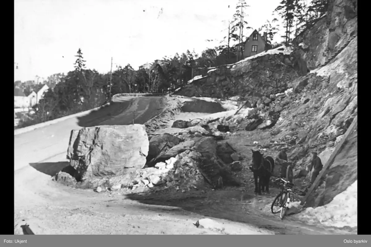 Arbeidere med hest og kjerre til høyre, Ryenbergveien. Dagens adresse er Ryenbergveien 73-75, Oslo Panorama Ekeberg. På venstre side av veien bygges det i 2010 og 2011 boligblokkene Konows Tårn.
