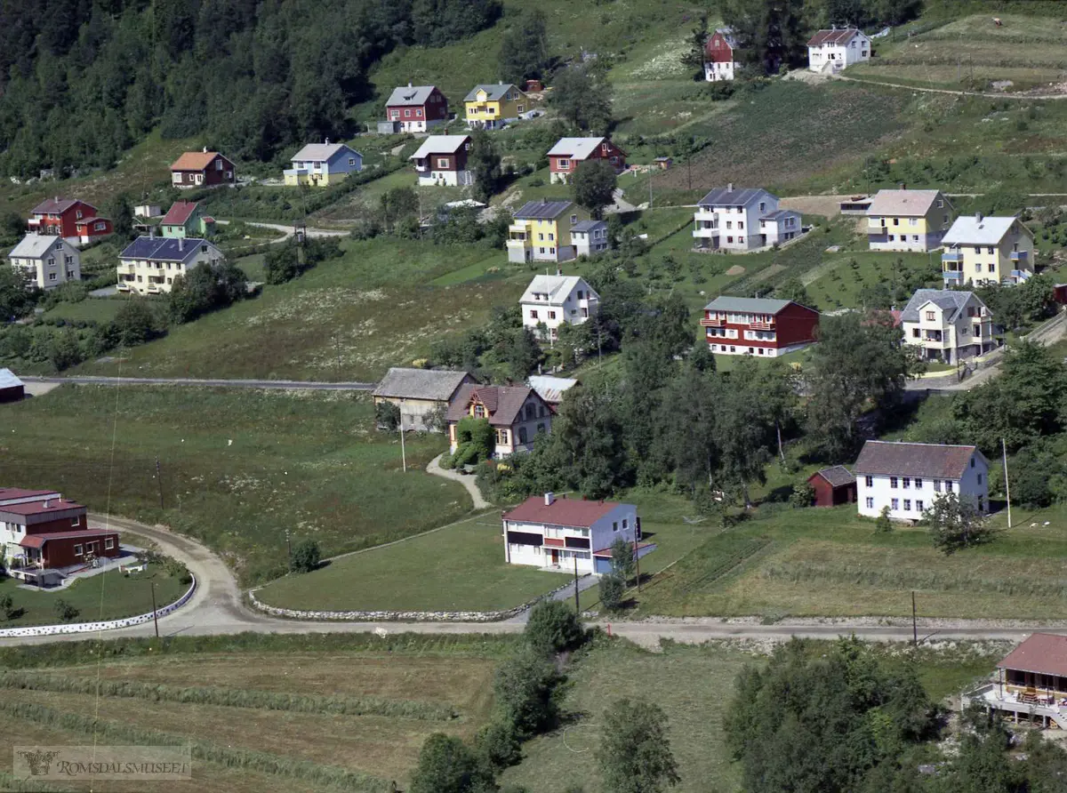 Gården Lunheim ligger midt på bildet. Øverlandsveien / Lunheimveien, nederst til venstre Grøningsæters hus Ta Rare..Fuglset, Øvre Sundvik, Agnar