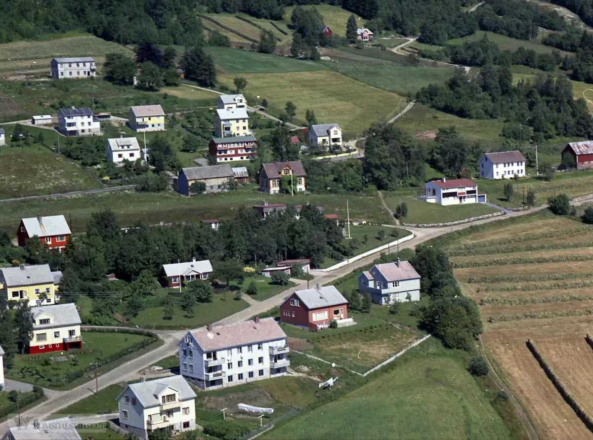 Øverlandsveien, Lunheim midt på bildet, sør for Frænaveien...Fuglset. Hansen, Arne og Røberg, Anny